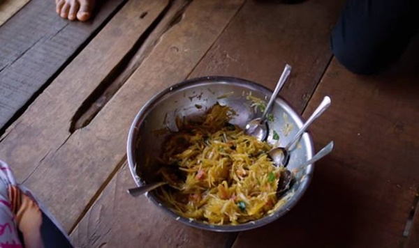 HHen Niê leo cây nhanh thoăn thoắt, hái đu đủ đem về giã ăn chơi-6