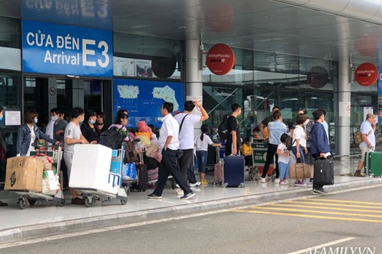 Ảnh: 'Biển người' vật vã hàng tiếng đồng hồ chờ check-in tại sân bay Nội Bài giữa mùa cao điểm du lịch