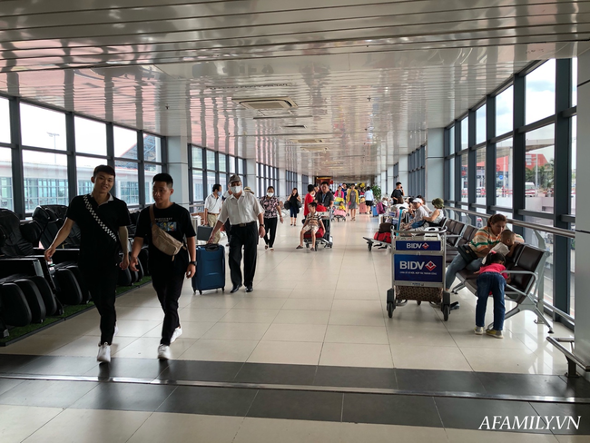 Ảnh: Biển người vật vã hàng tiếng đồng hồ chờ check-in tại sân bay Nội Bài giữa mùa cao điểm du lịch-2