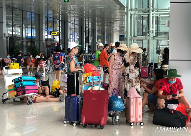 Ảnh: Biển người vật vã hàng tiếng đồng hồ chờ check-in tại sân bay Nội Bài giữa mùa cao điểm du lịch-10