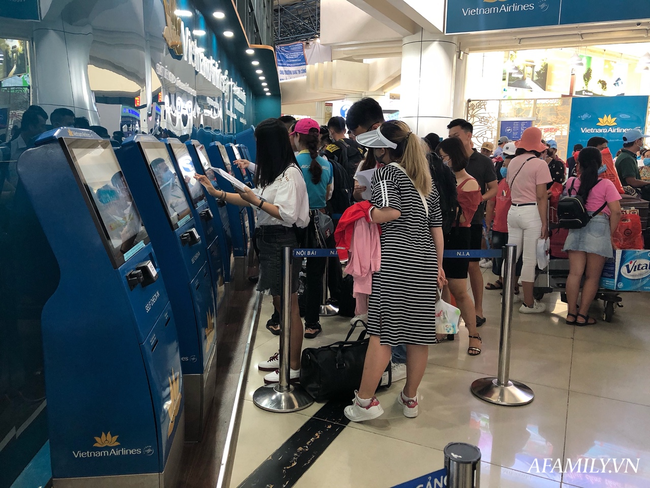 Ảnh: Biển người vật vã hàng tiếng đồng hồ chờ check-in tại sân bay Nội Bài giữa mùa cao điểm du lịch-12