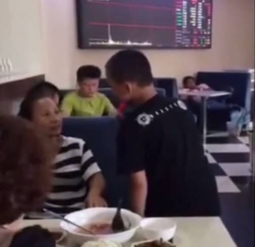 Chuyện về những bố mẹ Trung Quốc yêu con mù quáng: Từ việc để con trai 12 tuổi đòi sữa mẹ đến nam sinh thản nhiên nhìn mẹ quỳ xin đừng bỏ học-2