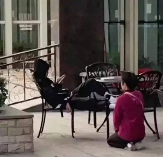 Chuyện về những bố mẹ Trung Quốc yêu con mù quáng: Từ việc để con trai 12 tuổi đòi sữa mẹ đến nam sinh thản nhiên nhìn mẹ quỳ xin đừng bỏ học-5