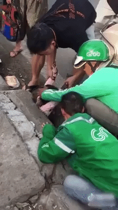 Clip: Người dân giải cứu bé gái bị ngã lọt xuống khe cống, nguyên nhân sự cố vẫn khiến nhiều người tò mò-1