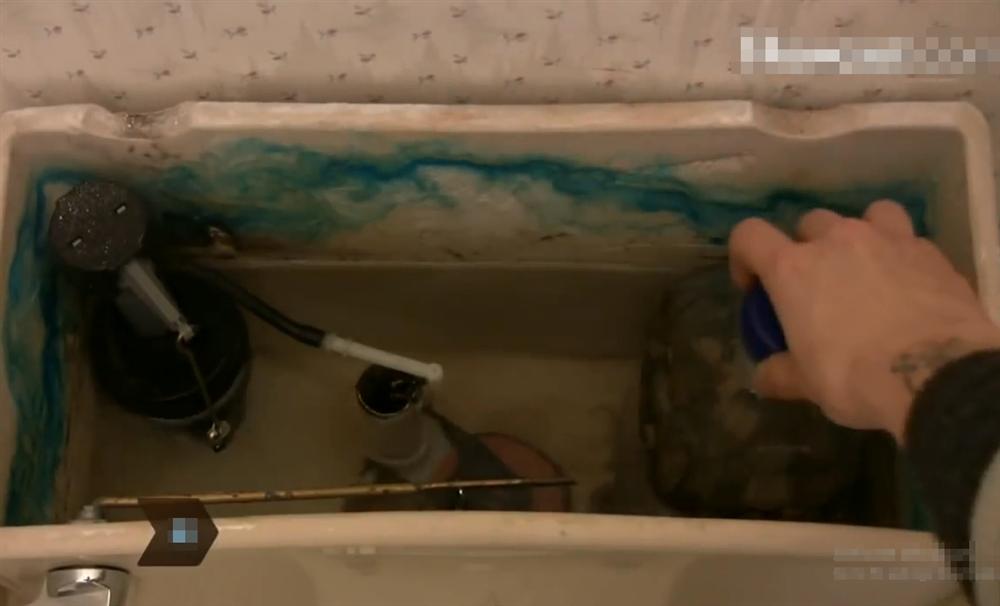 Ông xã cầm 2 chai bia vào nhà vệ sinh, tưởng làm điều gì mờ ám hóa ra lại giúp vợ tiết kiệm nước suốt cả mùa hè-5