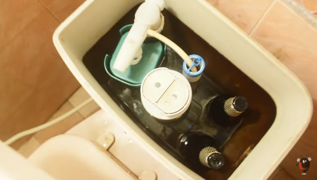 Ông xã cầm 2 chai bia vào nhà vệ sinh, tưởng làm điều gì mờ ám hóa ra lại giúp vợ tiết kiệm nước suốt cả mùa hè-6