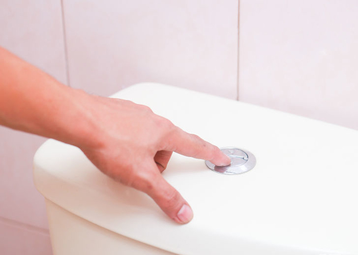 Ông xã cầm 2 chai bia vào nhà vệ sinh, tưởng làm điều gì mờ ám hóa ra lại giúp vợ tiết kiệm nước suốt cả mùa hè-7