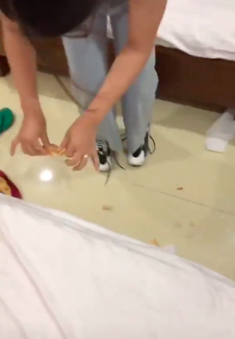 Clip cặp đôi thuê phòng khách sạn rồi cố tình bày bừa, lột cả đệm lên để nhét rác: Mất tiền mua mâm, đâm cho thủng?-1