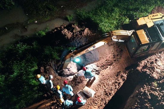 Trung Quốc cho nổ tung 2 đoạn đập ngay giữa đêm, giải phóng áp lực nước, phá thế nguy hiểm