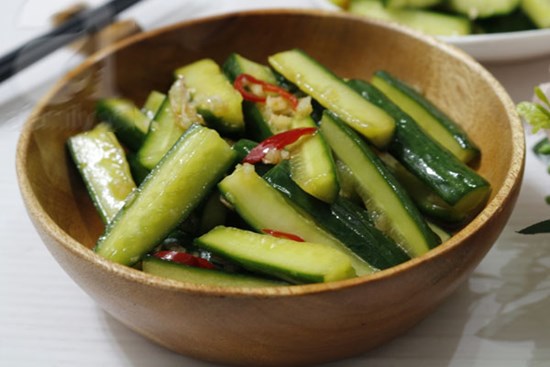 Nắng nóng mẹ tôi thường làm món dưa chuột muối chua cay, đưa cơm ngày hè