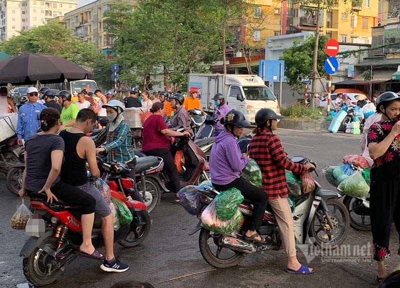 Cạn tiền bị tiểu thương chém giá đắt, dân dậy sớm đi chợ đầu mối-6