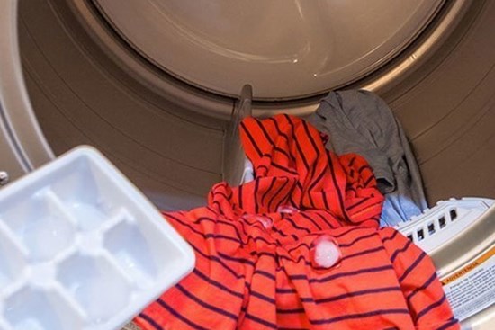 Hết đổ vào bồn cầu, vợ còn đổ đá lạnh vào máy giặt khiến chồng tròn mắt