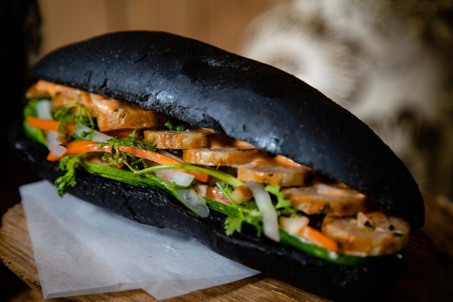Dân mạng phát sốt với bánh mì bóng đêm đen như than ở Quảng Ninh-1