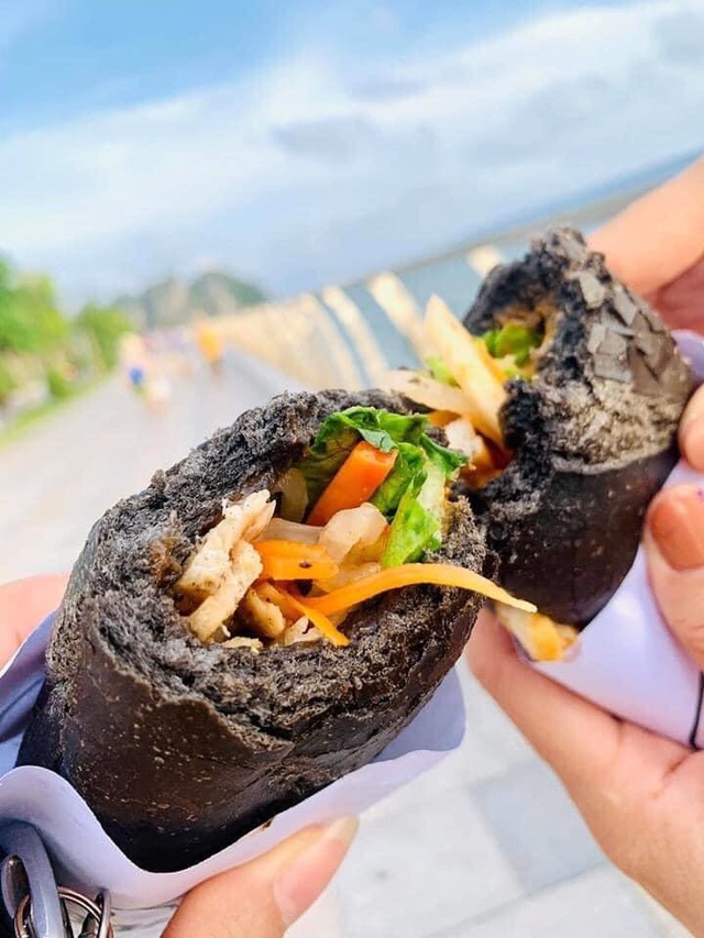 Dân mạng phát sốt với bánh mì bóng đêm đen như than ở Quảng Ninh-4