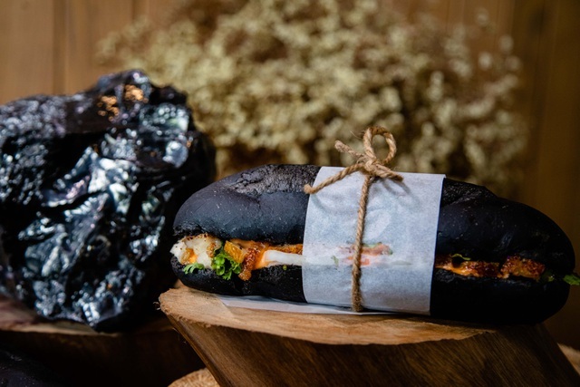 Dân mạng phát sốt với bánh mì bóng đêm đen như than ở Quảng Ninh-5