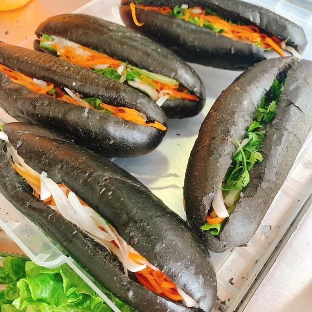 Dân mạng phát sốt với bánh mì bóng đêm đen như than ở Quảng Ninh-6