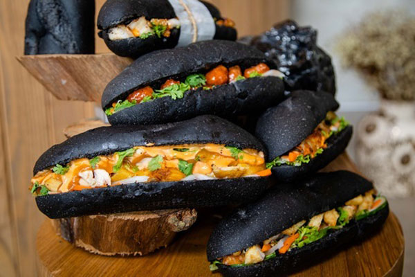 Bất ngờ về nguyên liệu đặc biệt tạo ra chiếc bánh mì bóng đêm gây sốt MXH-5