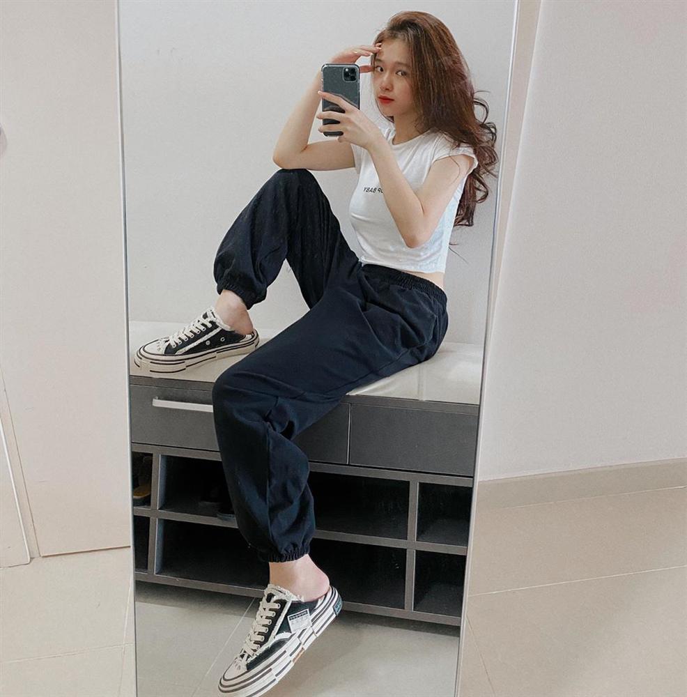 Những kiểu quần tôn dáng được sao Việt lăng xê, chị em đu theo thì chân dài tới nách là cái chắc-9