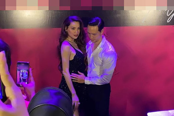 Hồ Ngọc Hà tiếp tục lộ bụng bầu rõ mồn một dù đã cố tình diện đồ dáng rộng và tối màu-4