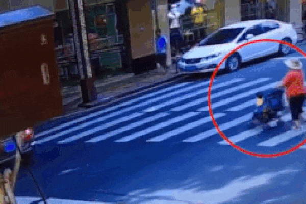 Em bé ngồi xe đẩy may mắn thoát nạn khi bị ôtô tông trúng