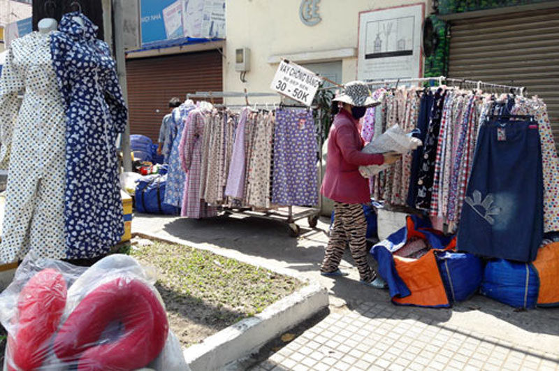 Nguy hại tiềm ẩn từ những chiếc áo chống nắng giá rẻ-1