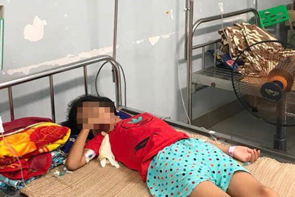 Mua nước uống ở cổng trường, bé 11 tuổi bị đưa nhầm axit, nguy kịch tính mạng-1