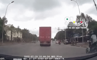 Clip: Thanh niên chạy xe ẩu, đâm người phụ nữ nằm bất tỉnh và 3 giây cuối thót tim-1