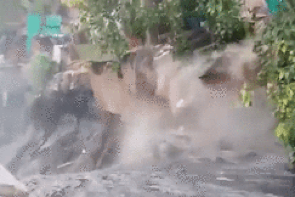 Cô gái đi xe đạp bị hố nước sâu nuốt chửng giữa phố ở Trung Quốc-1