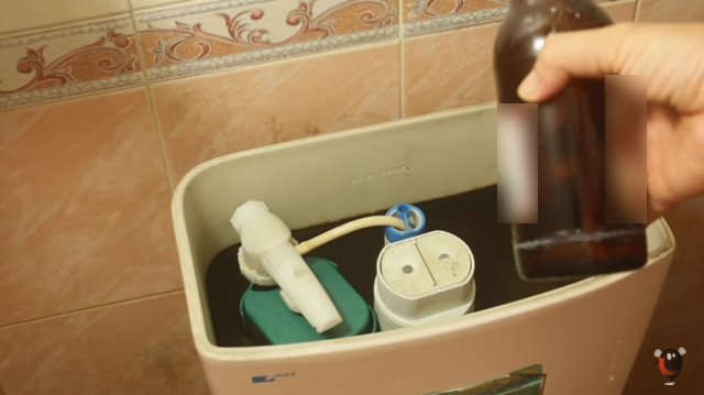 Ông xã cầm 2 chai bia vào nhà vệ sinh, tưởng làm điều gì mờ ám hóa ra lại giúp vợ tiết kiệm nước suốt cả mùa hè-1