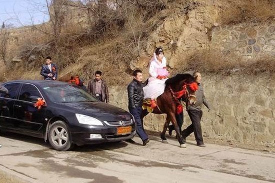 Bố mẹ chồng yêu cầu con dâu mới chứng minh lòng hiếu thảo bằng hủ tục khó tin và cái kết