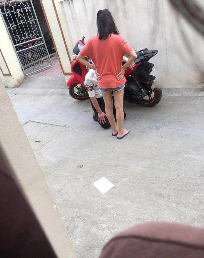 Đắc tội với bạn gái, thanh niên đi SH quỳ gối suốt 3 tiếng đồng hồ xin tha thứ-2