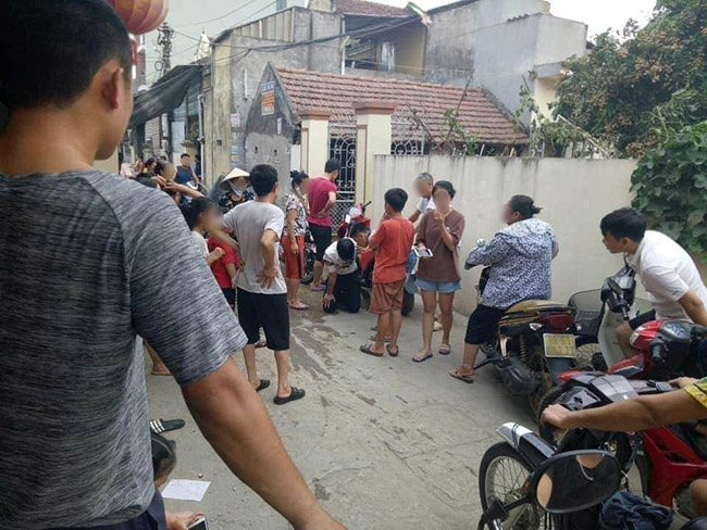 Đắc tội với bạn gái, thanh niên đi SH quỳ gối suốt 3 tiếng đồng hồ xin tha thứ-4