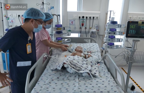 Hơn 2 tỷ đồng giúp đỡ 2 bé song sinh Trúc Nhi - Diệu Nhi, hiện các con vẫn thở máy và nuôi ăn ở tĩnh mạch-2