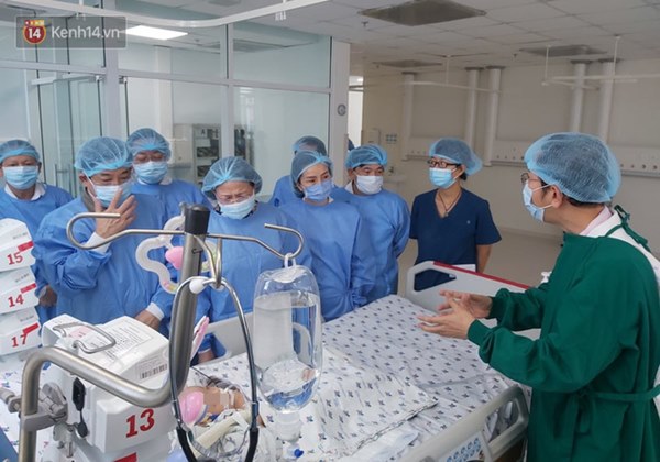 Hơn 2 tỷ đồng giúp đỡ 2 bé song sinh Trúc Nhi - Diệu Nhi, hiện các con vẫn thở máy và nuôi ăn ở tĩnh mạch-3