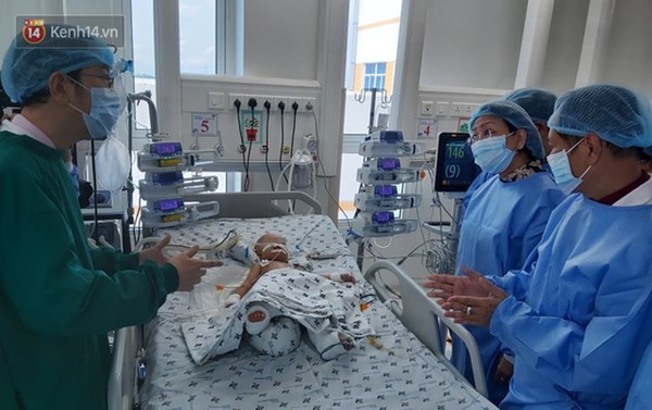 Hơn 2 tỷ đồng giúp đỡ 2 bé song sinh Trúc Nhi - Diệu Nhi, hiện các con vẫn thở máy và nuôi ăn ở tĩnh mạch-4