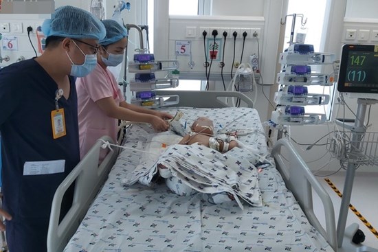 Hơn 2 tỷ đồng giúp đỡ 2 bé song sinh Trúc Nhi - Diệu Nhi, hiện các con vẫn thở máy và nuôi ăn ở tĩnh mạch