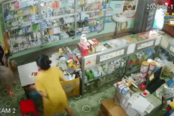 CLIP: Thanh niên xộc vào hiệu thuốc, đập vỡ tủ kính lấy hàng và dọa bà chủ bằng một vật