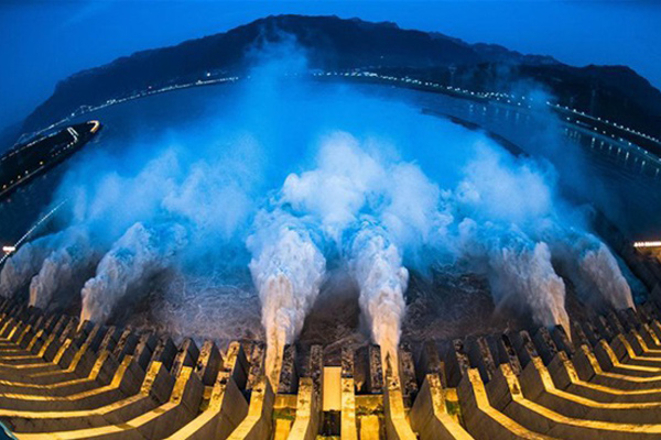 Hồ xả lũ khiến tòa nhà nhiều tầng trôi xuống sông, ‘nát vụn’ sau vài giây-1