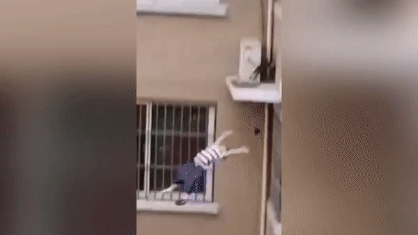 Khoảnh khắc người đàn ông bắt gọn bé trai rơi tự do từ tầng 5 khu chung cư xuống khiến ai chứng kiến cũng phải thót tim-1