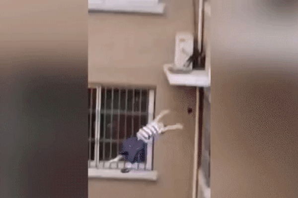 Khoảnh khắc người đàn ông bắt gọn bé trai rơi tự do từ tầng 5 khu chung cư xuống khiến ai chứng kiến cũng phải thót tim