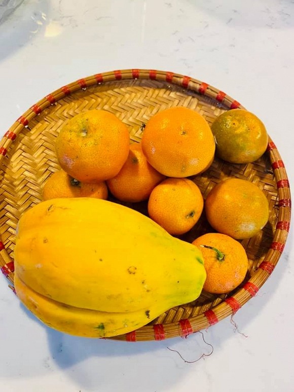 Ca sĩ Bằng Kiều khoe hoa quả thu hoạch trong vườn nhà, nhìn là mê-3