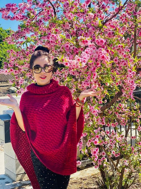 Ca sĩ Bằng Kiều khoe hoa quả thu hoạch trong vườn nhà, nhìn là mê-6