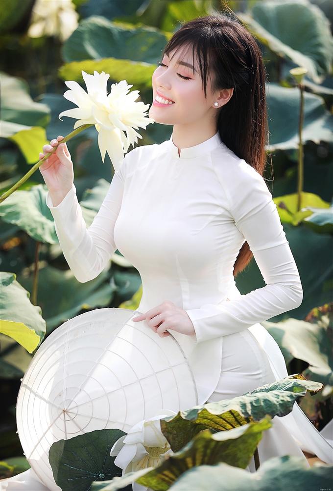 Áo dài hoa sen là biểu tượng của sự thanh lịch và quyến rũ của người phụ nữ Việt Nam. Với thiết kế tinh tế và đường nét cổ điển, áo dài hoa sen được xem là một trong những trang phục đẹp nhất trên thế giới. Hãy thưởng thức hình ảnh của những chiếc áo dài hoa sen để cảm nhận được vẻ đẹp của nghệ thuật truyền thống Việt Nam.