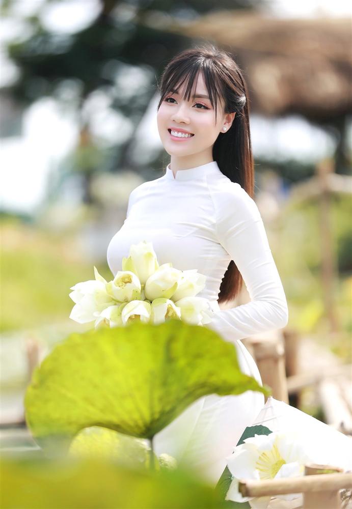 Vẻ đẹp mê hoặc của nữ giảng viên nổi tiếng Hà Nội trong bộ ảnh áo dài bên hoa sen-11