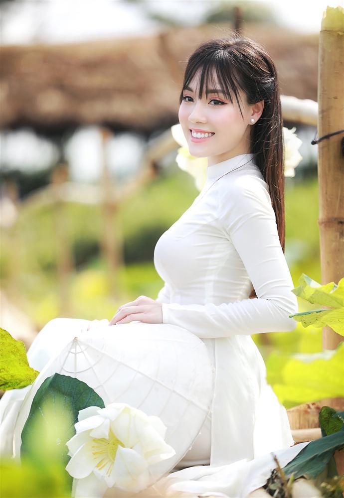 Vẻ đẹp mê hoặc của nữ giảng viên nổi tiếng Hà Nội trong bộ ảnh áo dài bên hoa sen-4