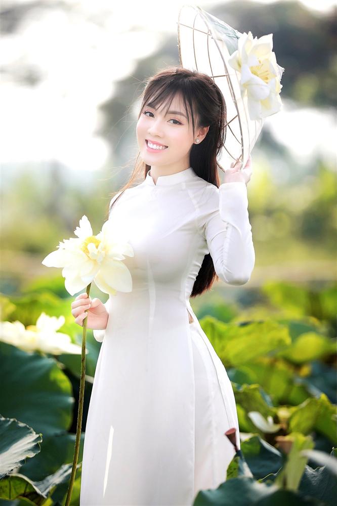 Vẻ đẹp mê hoặc của nữ giảng viên nổi tiếng Hà Nội trong bộ ảnh áo dài bên hoa sen-5
