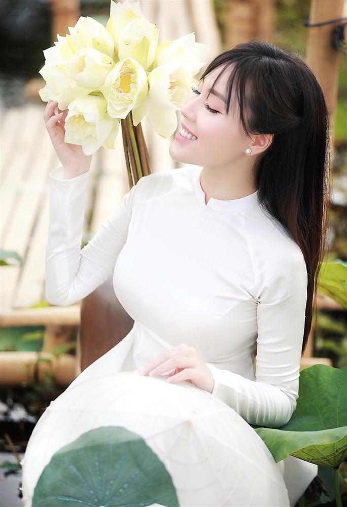 Vẻ đẹp mê hoặc của nữ giảng viên nổi tiếng Hà Nội trong bộ ảnh áo dài bên hoa sen-6
