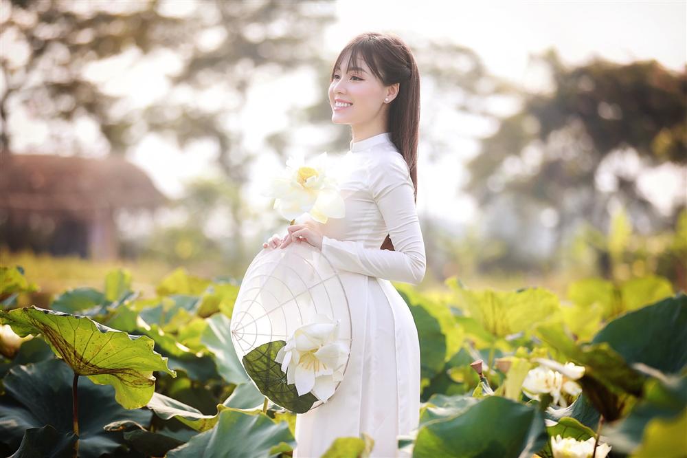 Vẻ đẹp mê hoặc của nữ giảng viên nổi tiếng Hà Nội trong bộ ảnh áo dài bên hoa sen-7