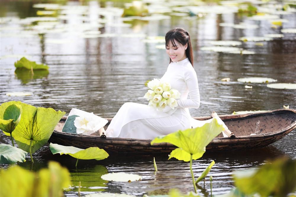 Vẻ đẹp mê hoặc của nữ giảng viên nổi tiếng Hà Nội trong bộ ảnh áo dài bên hoa sen-8
