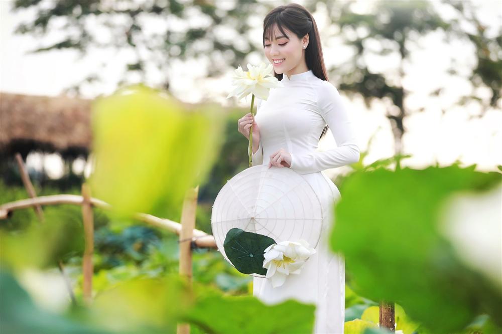 Vẻ đẹp mê hoặc của nữ giảng viên nổi tiếng Hà Nội trong bộ ảnh áo dài bên hoa sen-9